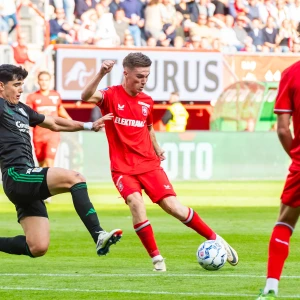 EREDIVISIE | FC Twente wint van Heerenveen van Van Persie