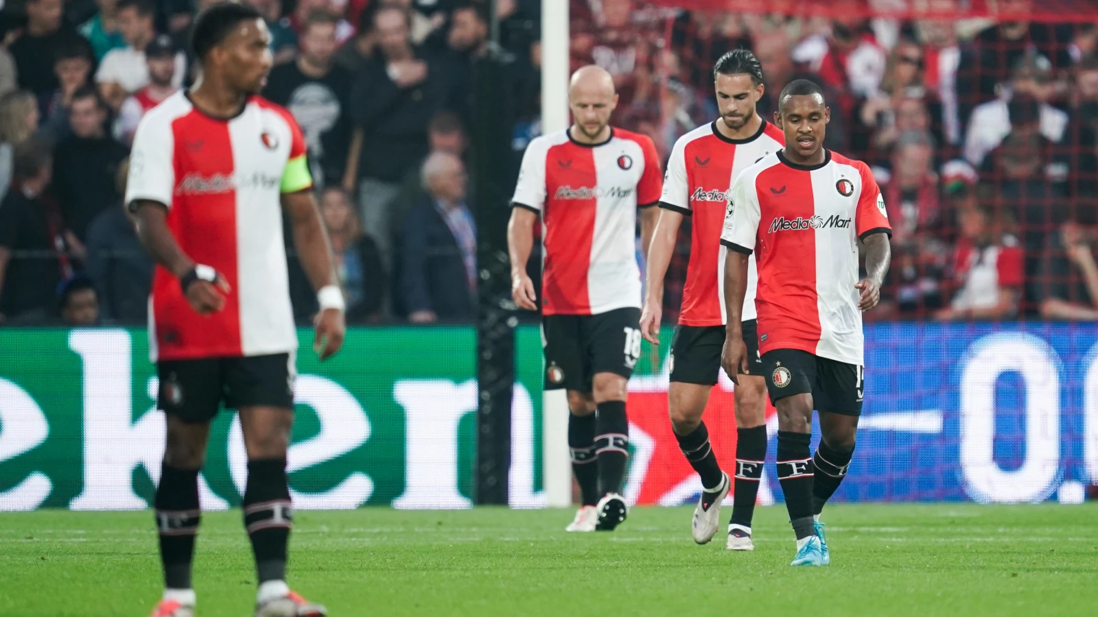 Feyenoord start Champions League met ruim verlies tegen Bayer 04 Leverkusen