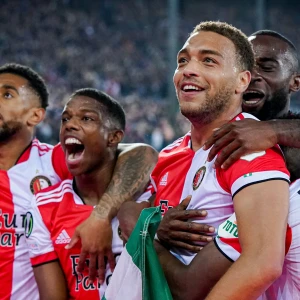 AD: 'Oud-Feyenoorder hervat groepstraining en krijgt luid applaus'