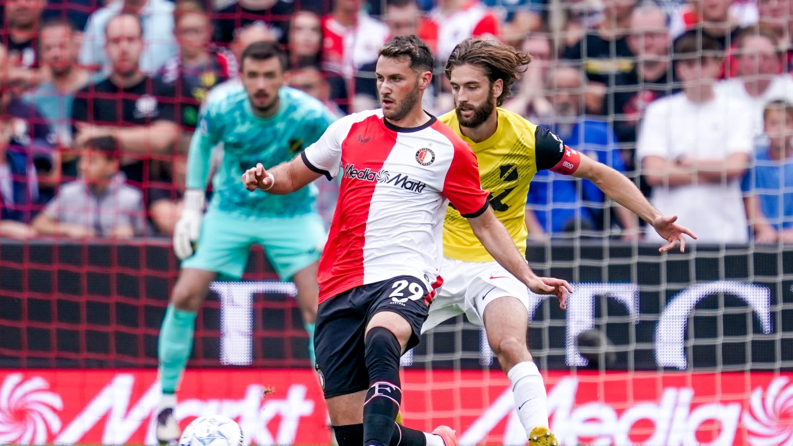 Feyenoord komt met update over blessure Gimenez, aanvaller maanden uitgeschakeld