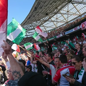 VIDEO | Supporters zingen en steken vuurwerk af tijdens laatste training richting Klassieker