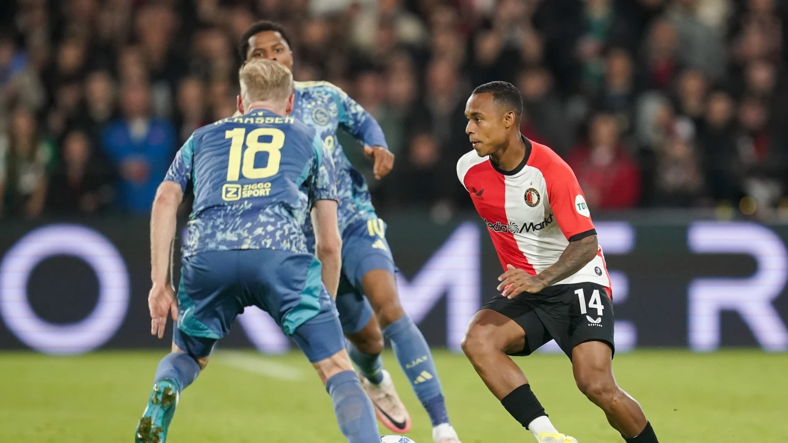 Feyenoord kan geen vuist maken en verliest van Ajax