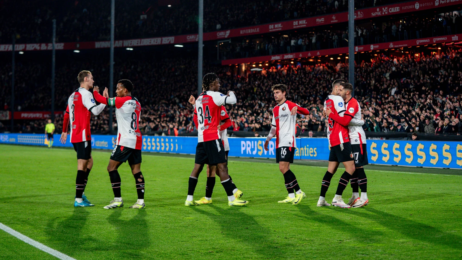 Feyenoord wint nipt van AZ in eigen Kuip