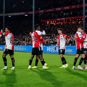 Feyenoord wint nipt van AZ in eigen Kuip