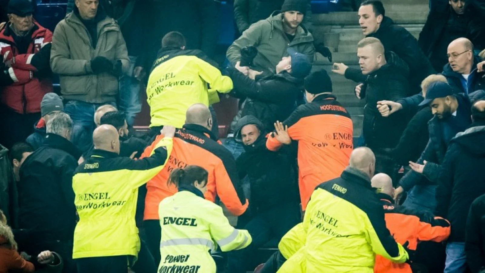 Feyenoord in half lege Gelredome: 'Blijkbaar moet het op deze manier'