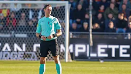 Bas Nijhuis scheidsrechter tijdens wedstrijd tussen RKC Waalwijk en Feyenoord