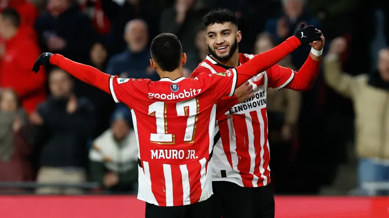 EREDIVISIE | PSV wint met grote cijfers van FC Twente