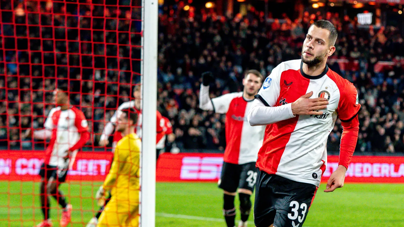 STAND | Feyenoord profiteert van puntverlies PSV en FC Utrecht en verkleint achterstand