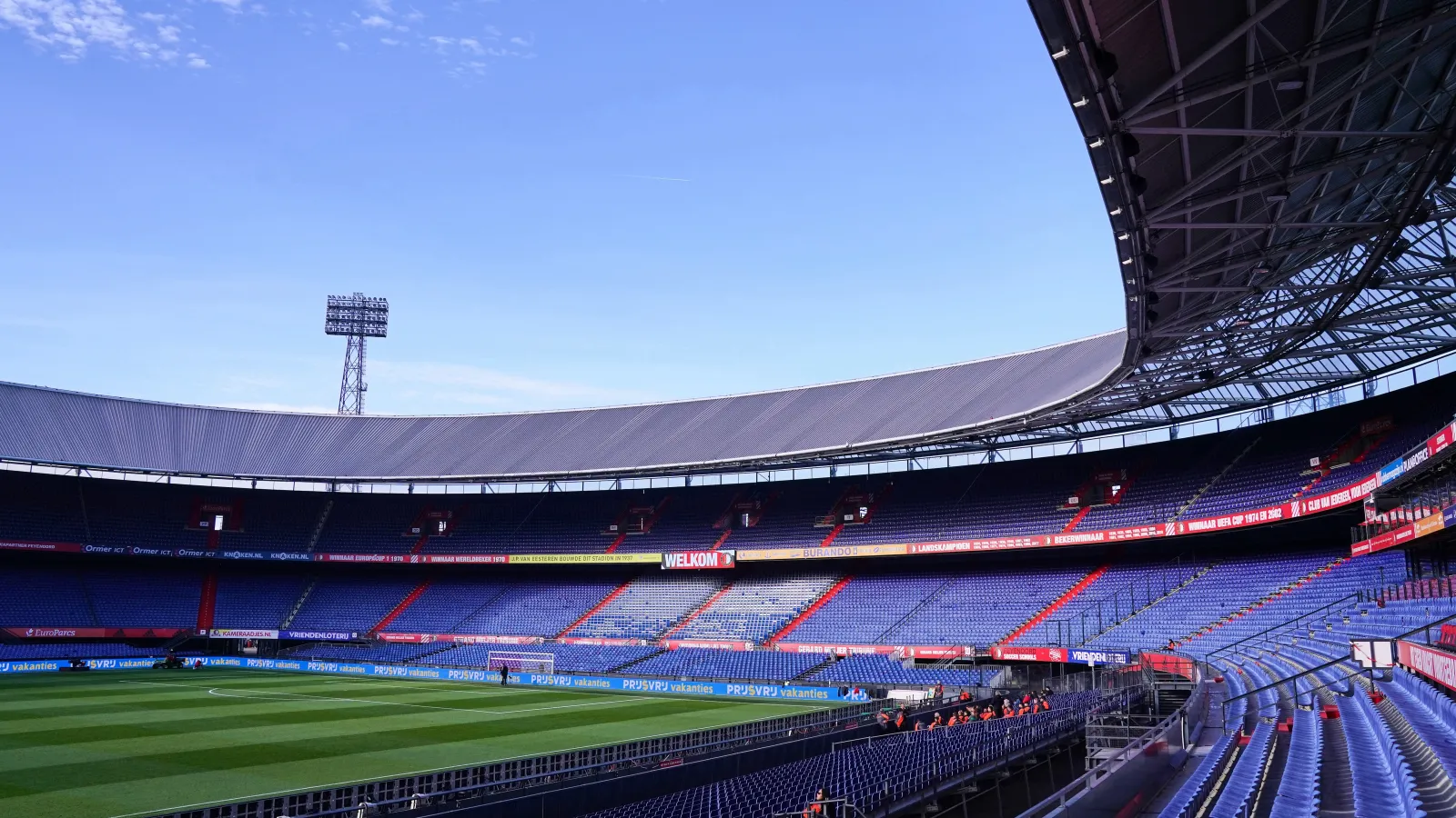 Feyenoord zwaar gestraft: lege vakken en 10.000 euro boete