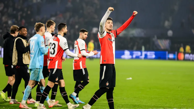 VIDEO | Spelers vieren met supporters feest na winst tegen AC Milan