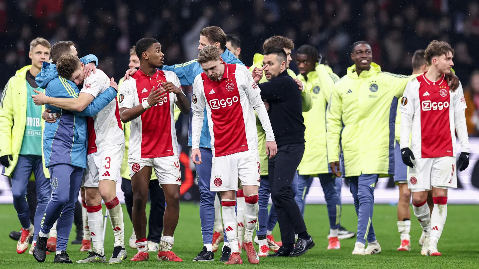 EREDIVISIE | Verstevigt Ajax de koppositie?