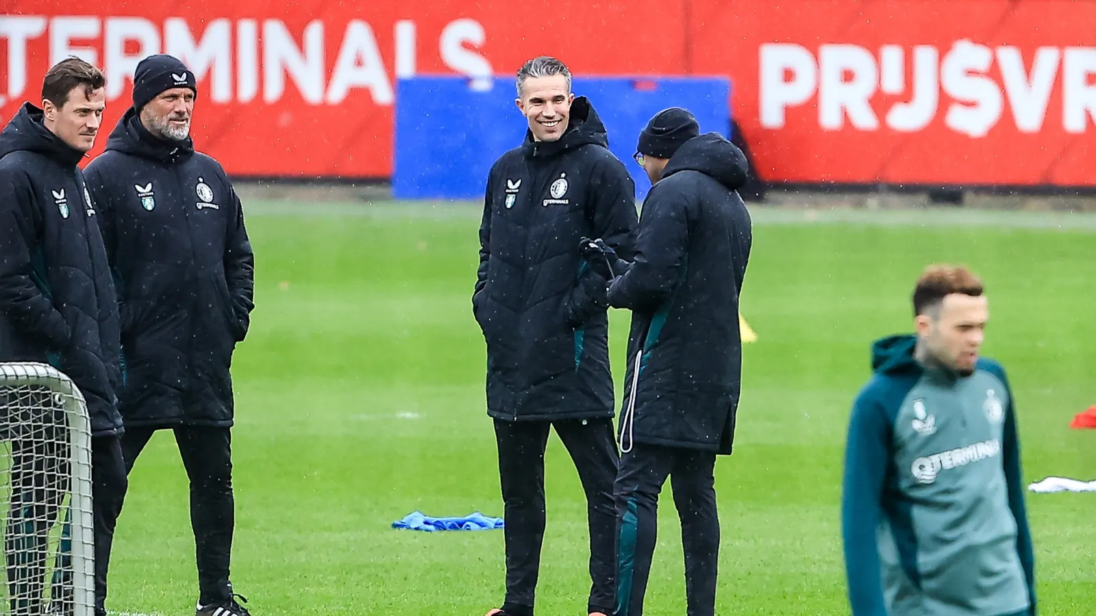 FOTO'S | Van Persie voor het eerst voor de groep als trainer van Feyenoord