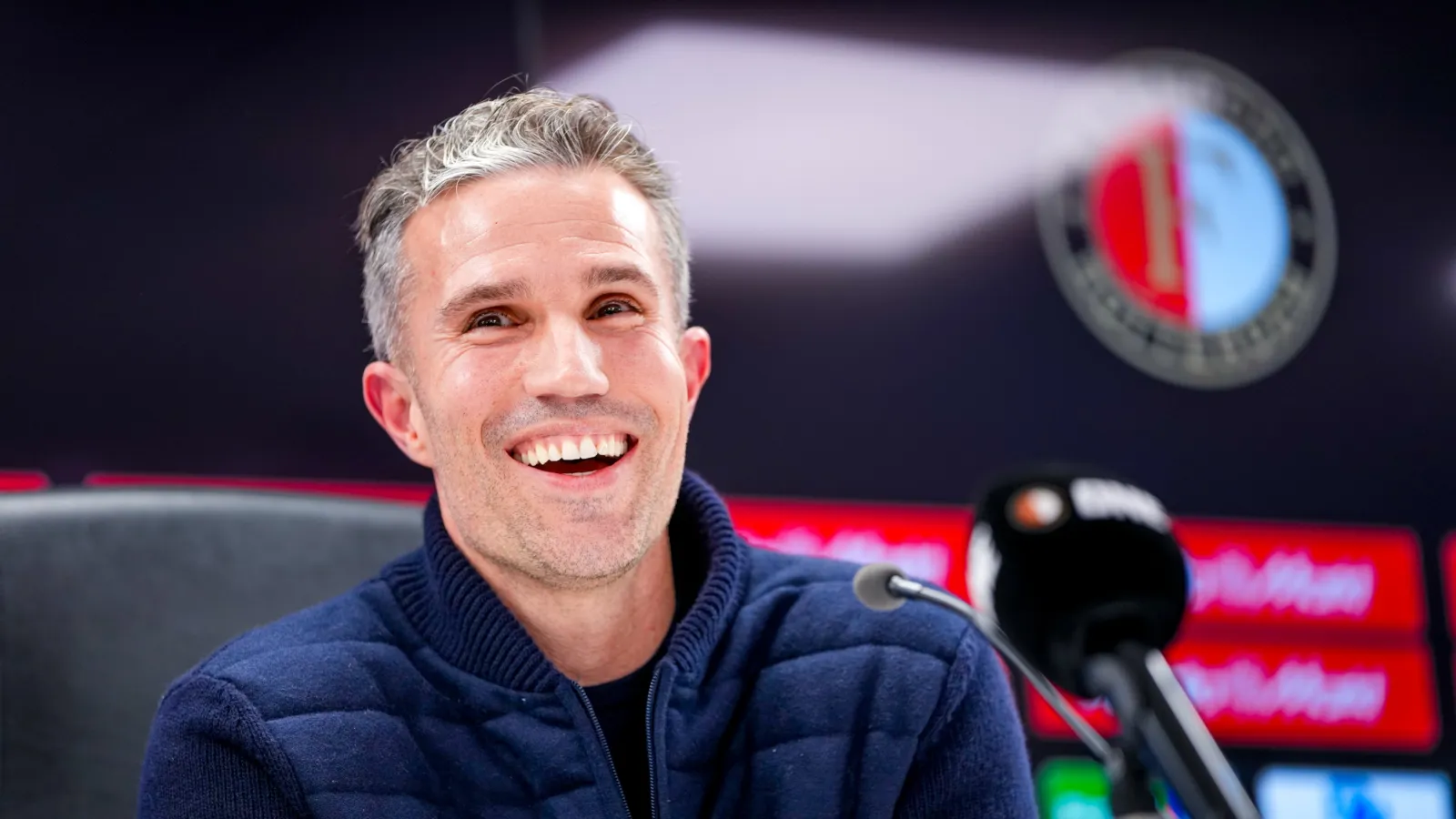 LIVESTREAM 14:15 | Persconferentie Van Persie in aanloop naar wedstrijd tegen NEC