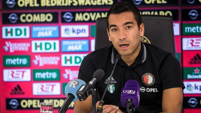 Van Bronckhorst: 'Dat geeft aan hoe snel het kan gaan in de voetballerij'