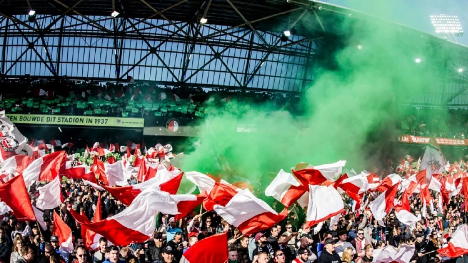 VIDEO | Uitzinnige supporters onthalen spelersbus Feyenoord met fakkels