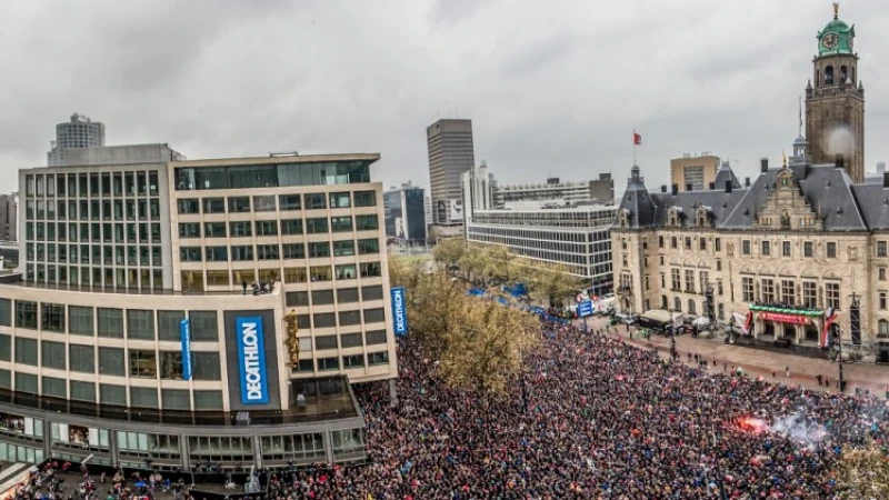 Ook grote schermen op Stadhuisplein