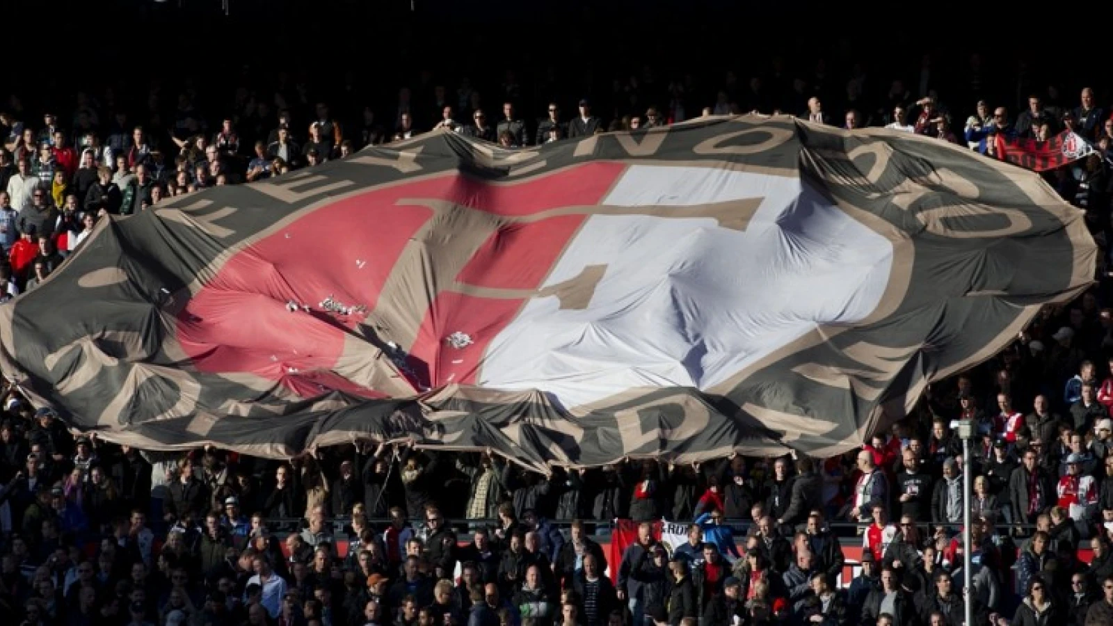 Bussen, trams en metrostations krijgen Feyenoord tintje bij kampioenschap