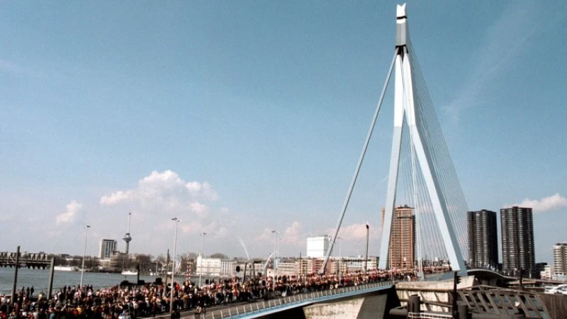 'Erasmusbrug in Feyenoordkleuren'