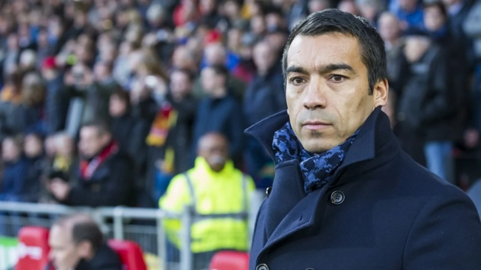 VIDEO | Van Bronckhorst zichtbaar geëmotioneerd na zien erevelden