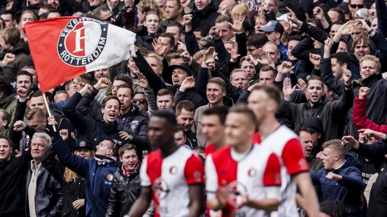 Bus bij de Kuip onthaald: 'Wij worden kampioen'