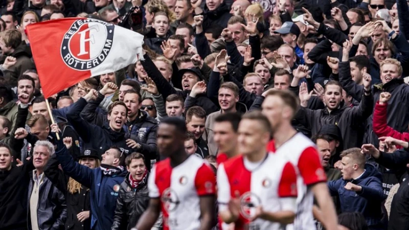 Bus bij de Kuip onthaald: 'Wij worden kampioen'