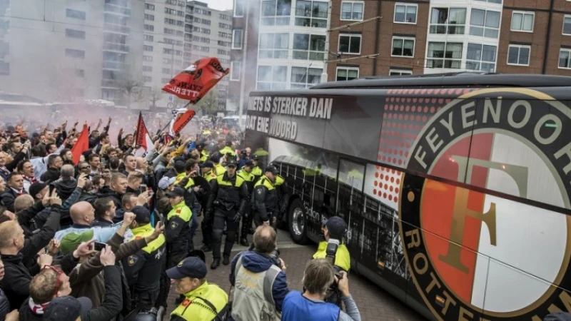 FOTO | Megadoek Coolsingel blijft tot volgende week hangen