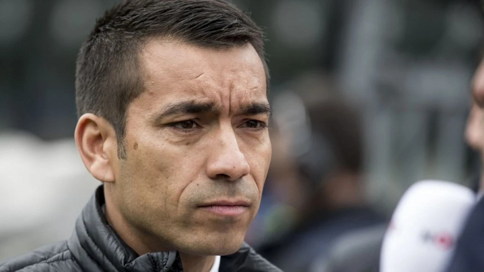 Van Bronckhorst looft Ajax: 'Ik vind het mooi en voel me als Nederlander trots'