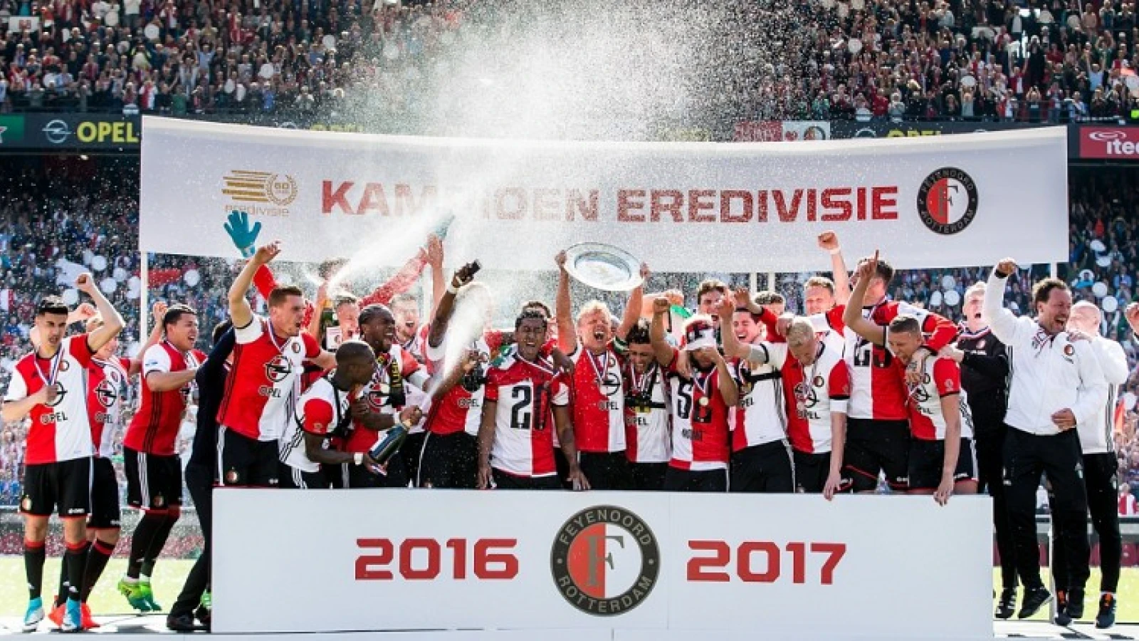 LIVE | Huldiging Feyenoord op de Coolsingel | Gekkenhuis op de Coolsingel en het bordes