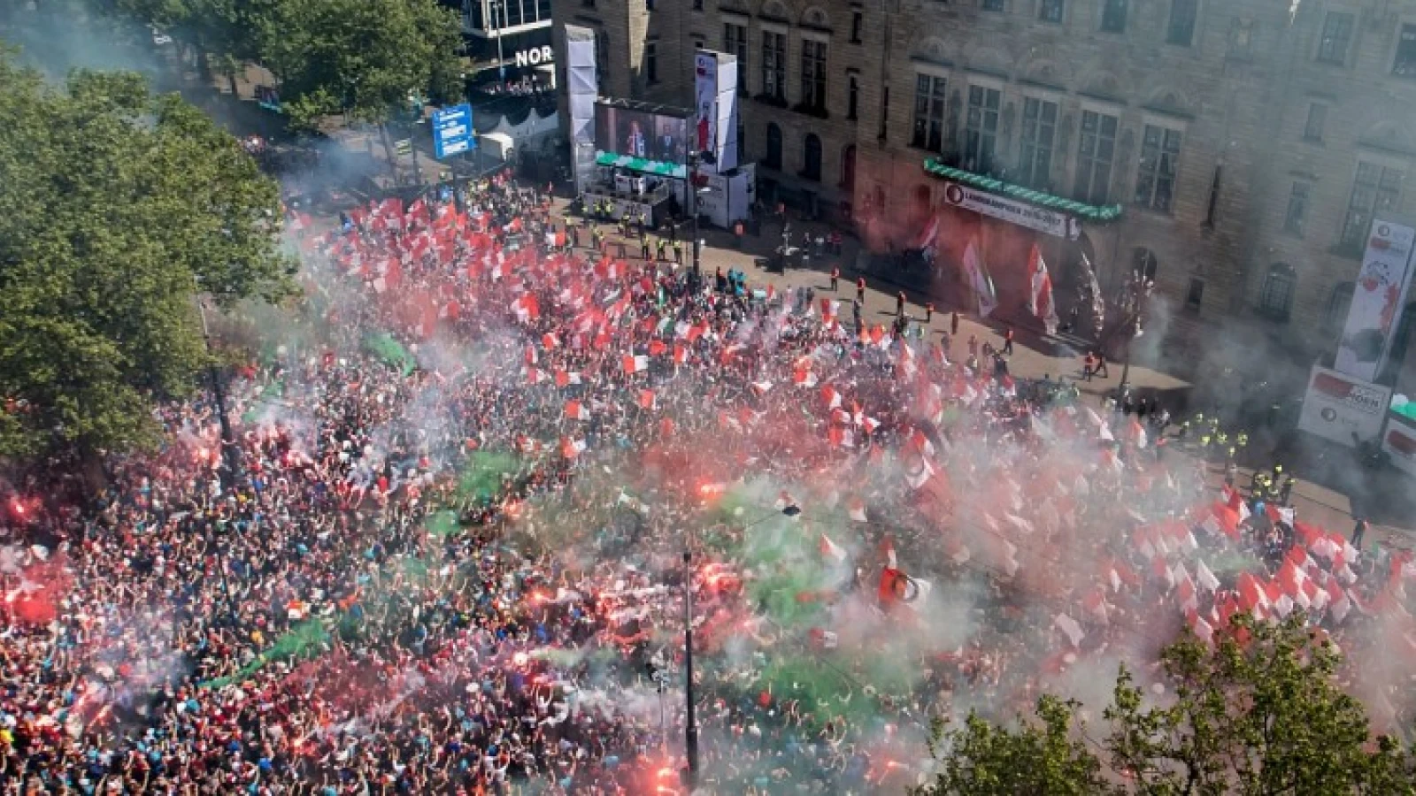 Coolsingel loopt leeg na huldiging Feyenoord