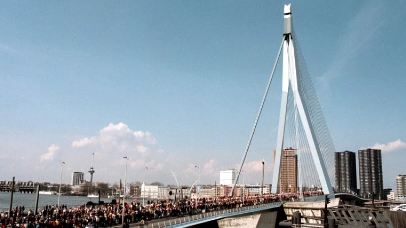 FOTO | Erasmusbrug in clubkleuren van Feyenoord