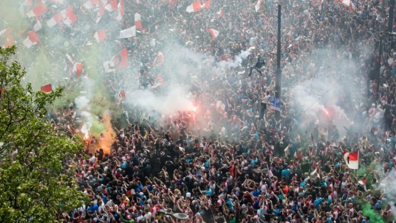 Hofpleinfontein ligt vol met schoenen, brillen en zelfs een verscheurd Ajaxshirt