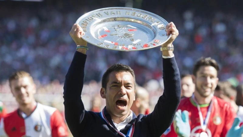 FOTO | Standbeeld Giovanni van Bronckhorst onthuld