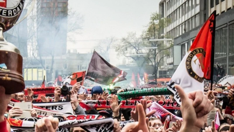 FOTO | Rotterdamse Ajaxstraat krijgt naamsverandering na kampioenschap