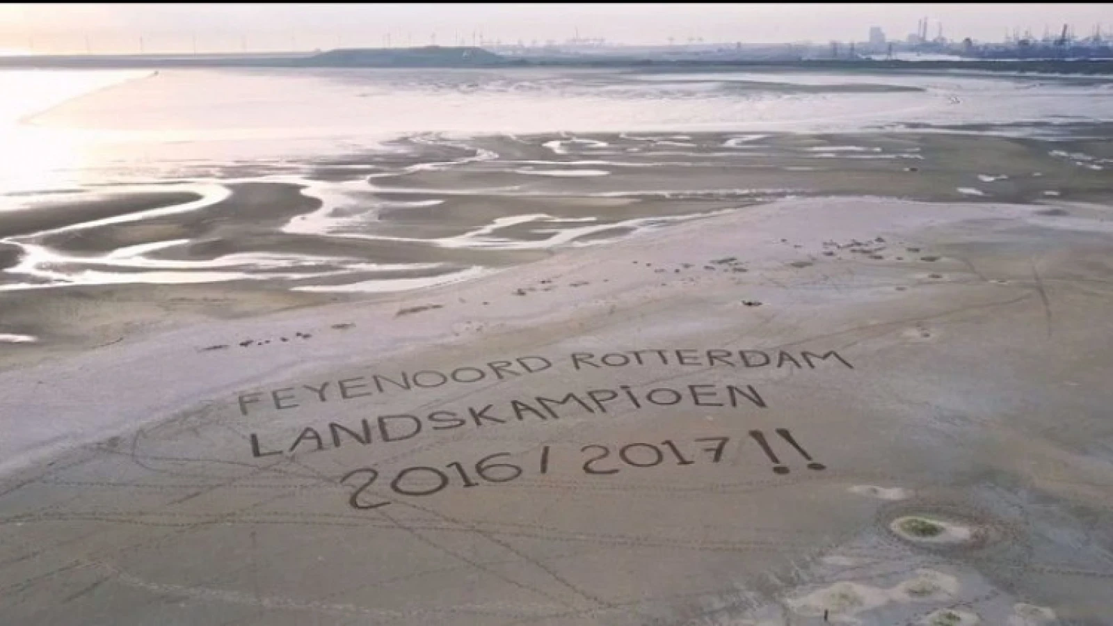 VIDEO | Rotterdammers maken gers dronefilmpje voor kampioen Feyenoord