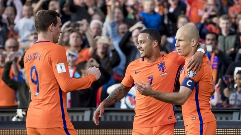 Oranje boekt gemakkelijke overwinning, Feyenoorders vallen niet in