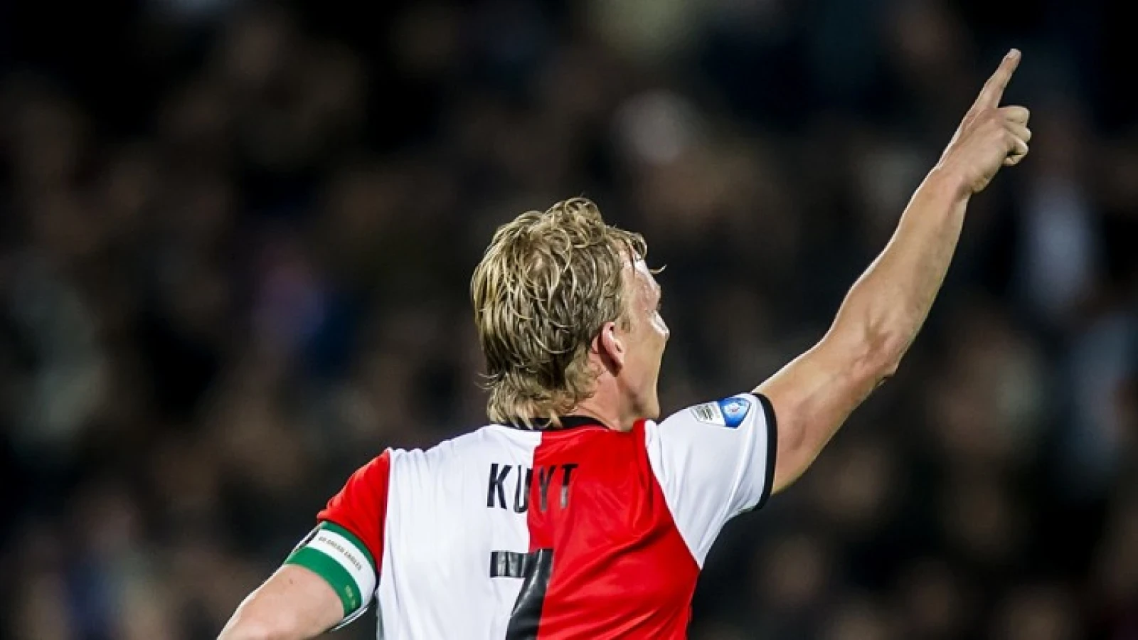 Kuyt zet handtekening onder kampioenstatoeage  