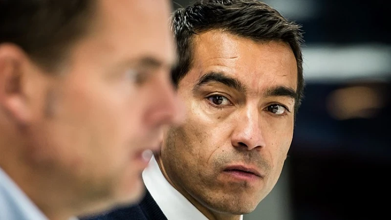 van Bronckhorst signaleert: 'Vertrouwen Ajax publiek in eigen ploeg is er nu niet'