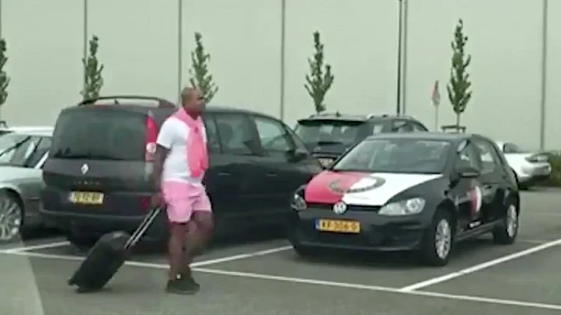 VIDEO | Ajax-fan is auto 'kwijt' na terugkomst in Nederland 