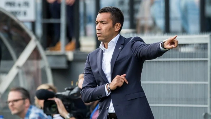 Van Bronckhorst: 'Hij heeft een momentje gehad op de training waardoor zijn knie dik werd'