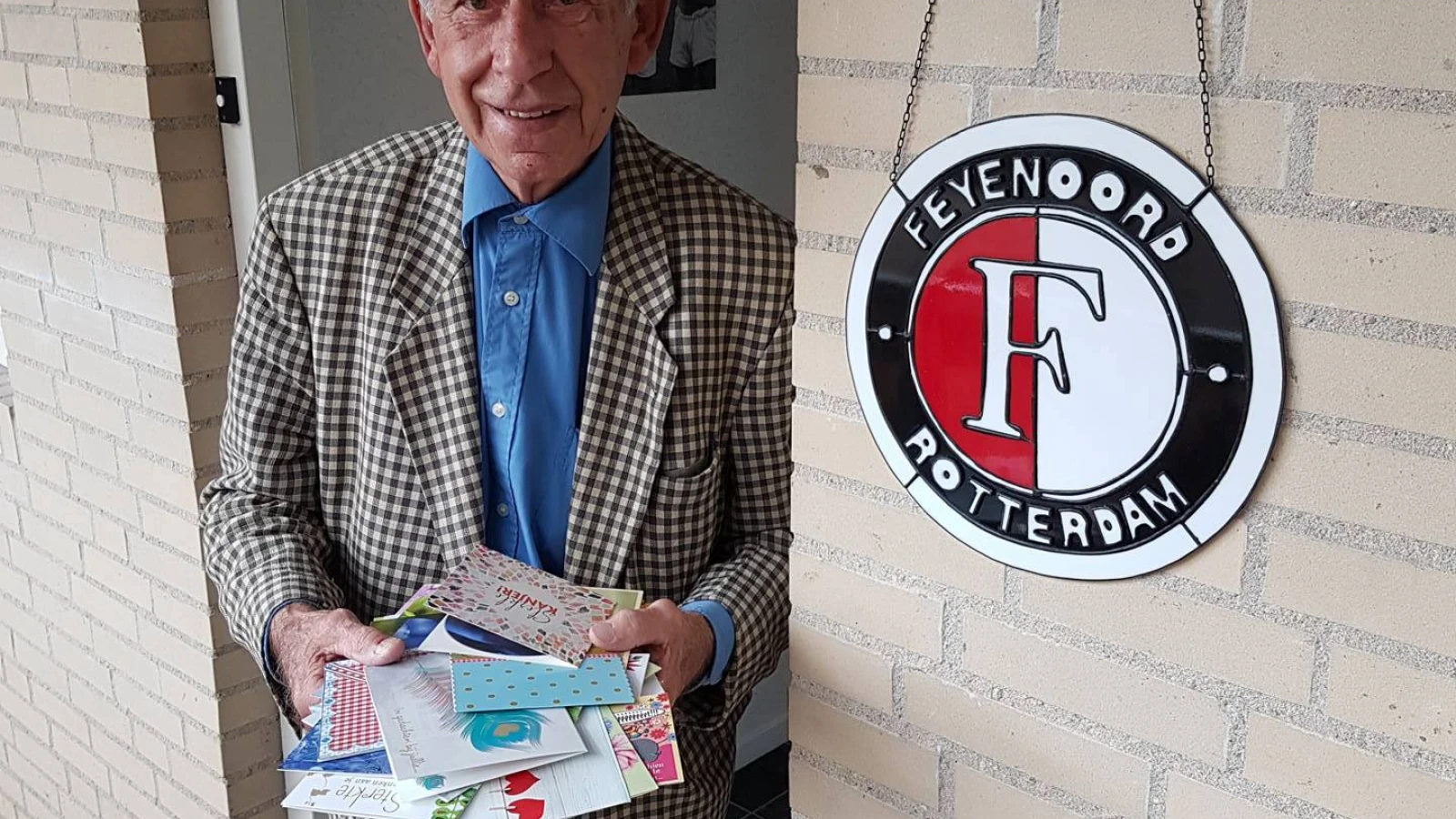 Cor van der Gijp bedankt de Feyenoordsupporters: 'Onwijs veel dank Feyenoord familie'