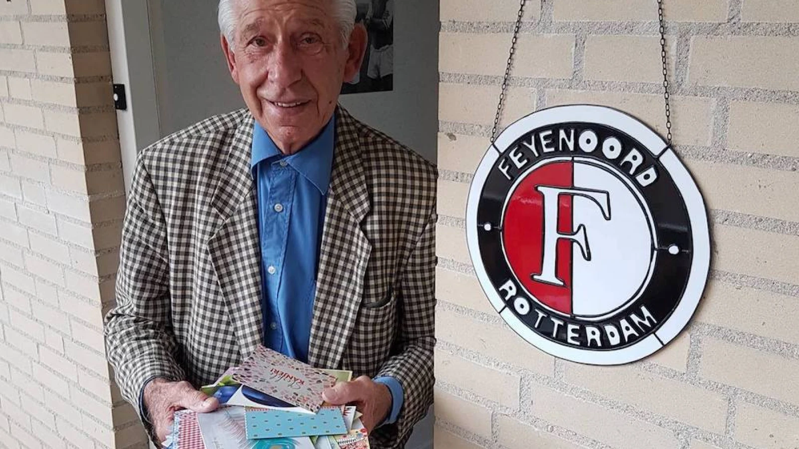 Cor van der Gijp bedankt de Feyenoordsupporters: 'Onwijs veel dank Feyenoord familie'