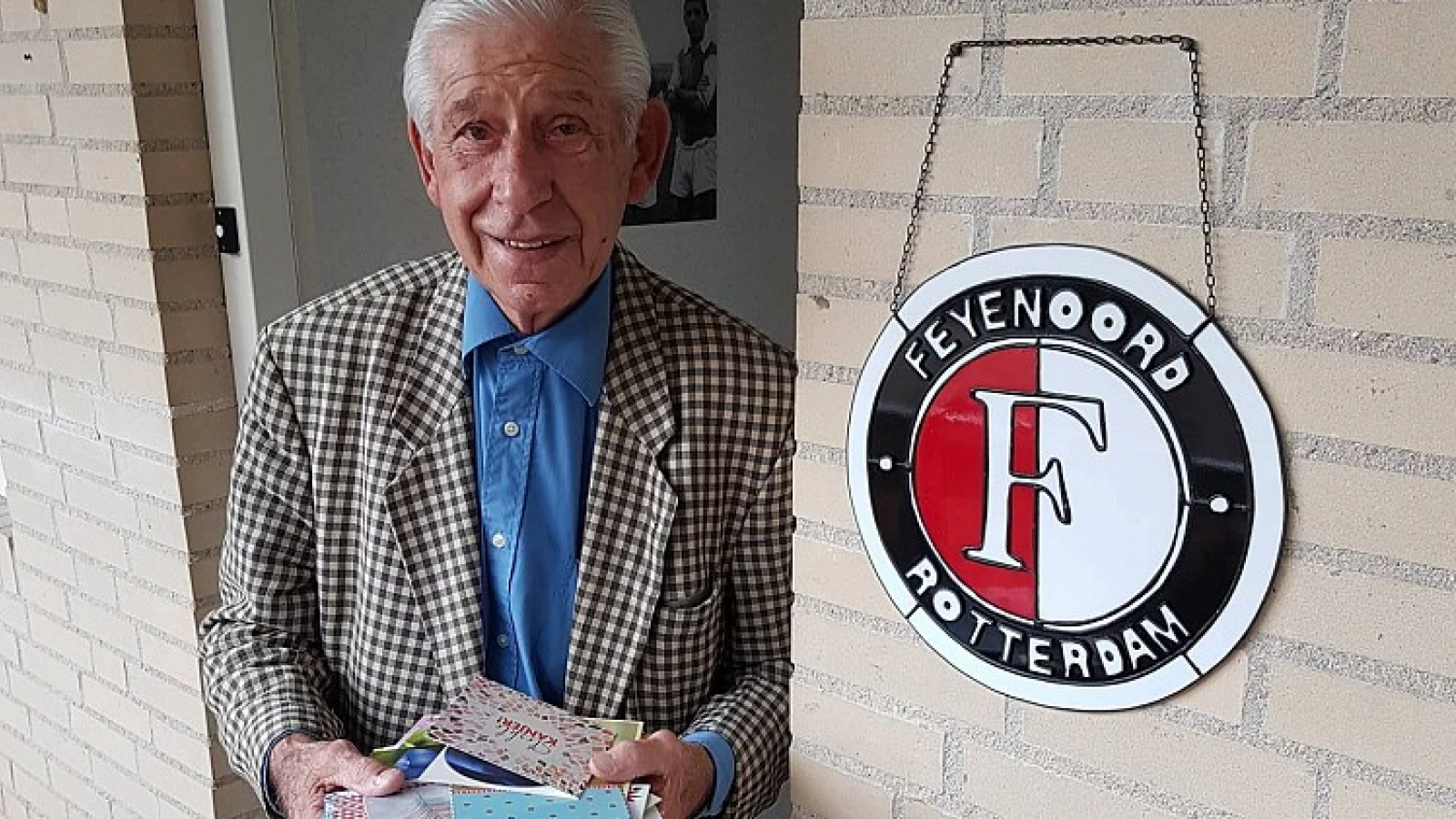 Cor van der Gijp bedankt de Feyenoordsupporters: 'Onwijs veel dank Feyenoord familie'