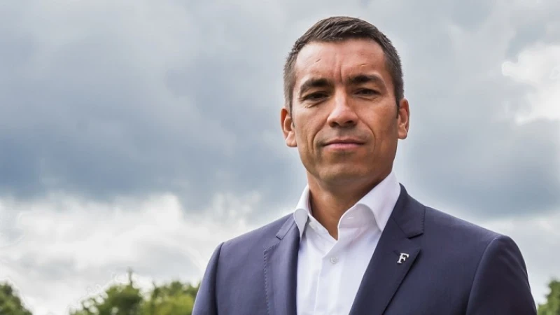 Van Bronckhorst: 'Hij heeft wat vocht in de knie'