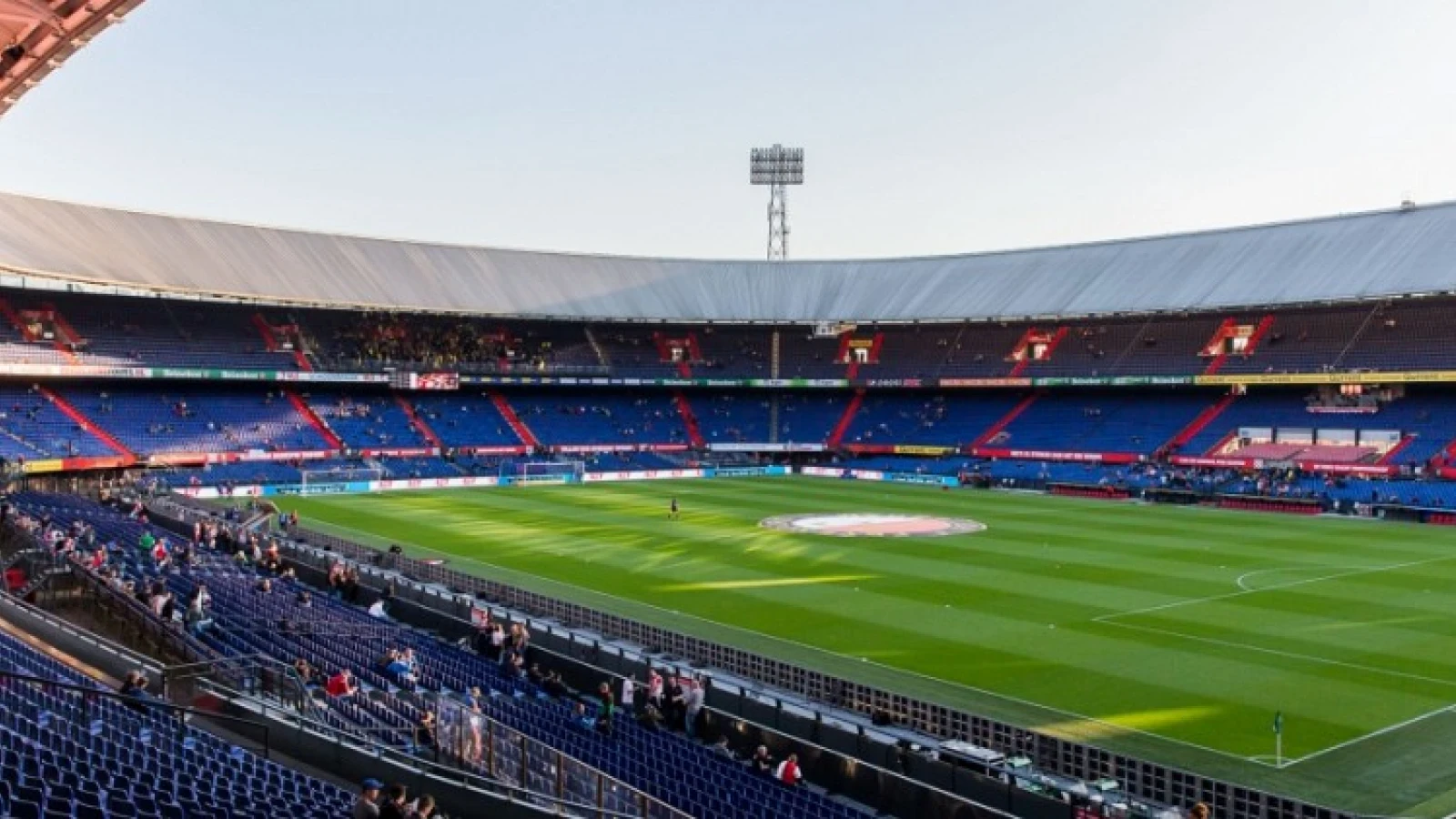 Waardevolle eerste infomarkt Feyenoord City in Maasgebouw