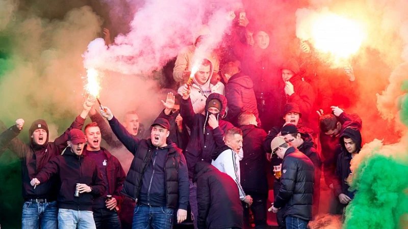 Supporters gaan protestmars lopen voorafgaand aan het duel met Roda JC