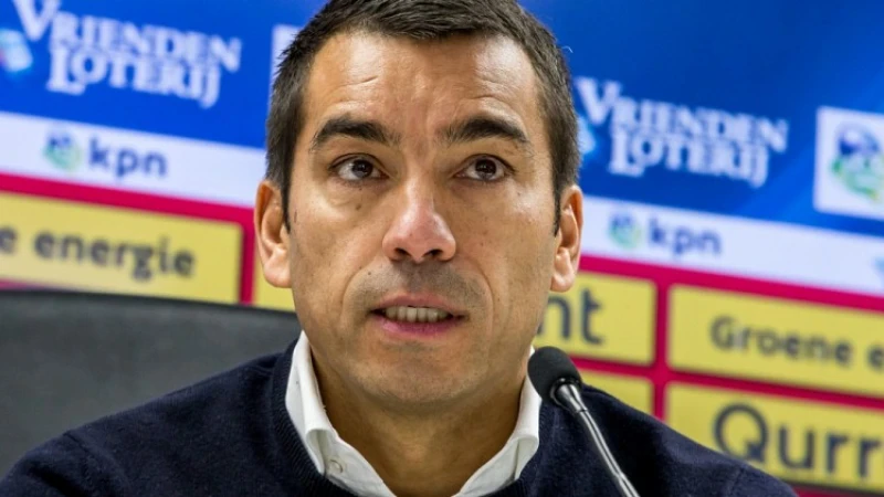 Van Bronckhorst denkt na over nieuw systeem: 'Ook toepasbaar in de Eredivisie'