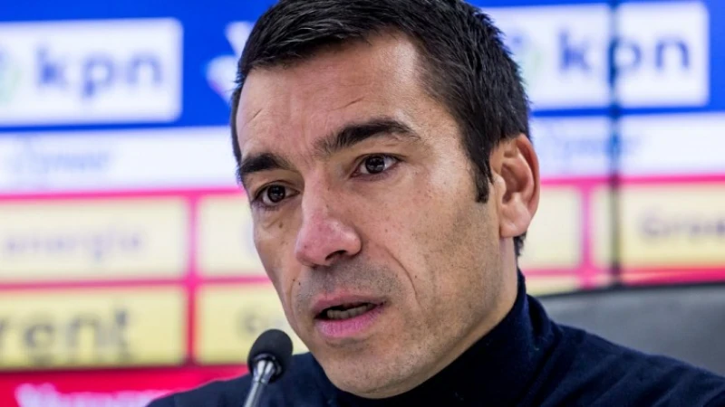 Van Bronckhorst: 'Persoonlijk vind ik niet dat je kan voetballen, maar de KNVB beslist'