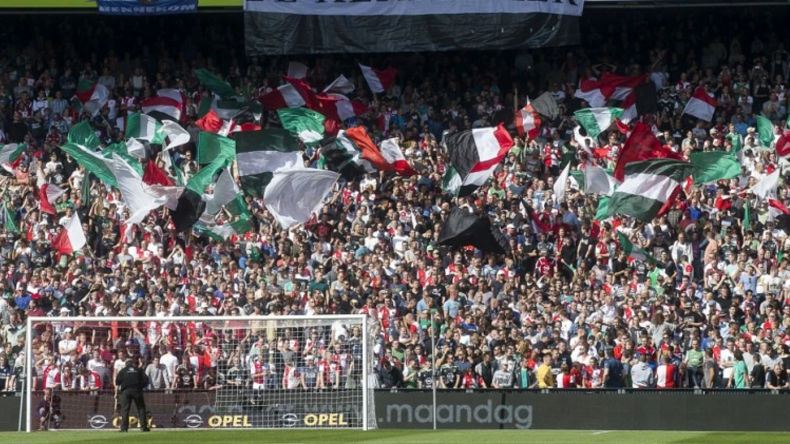 Feyenoord eert supporters op schitterende wijze: namen op De Kuip 