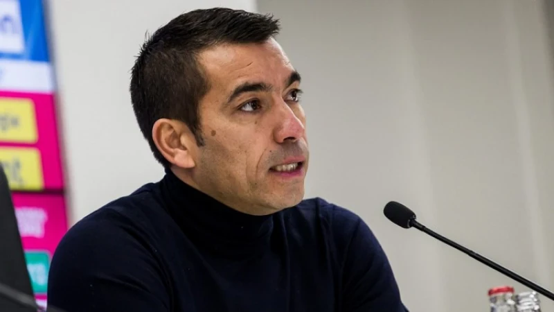 Van Bronckhorst over transfergerucht: 'Ik weet dat er contact is'