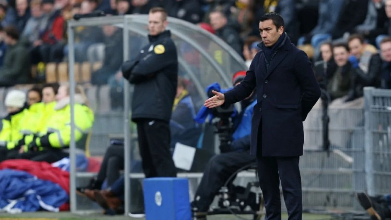 Van Bronckhorst legt wissels in basis uit: 'Daarom kies ik voor hem vanavond'